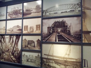 Wand met foto's van ijzeren spoorbruggen
